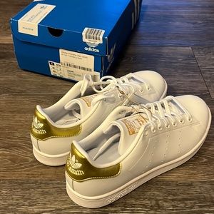 Adidas Womens Stan Smith Sneakers (8.5 / white and gold)